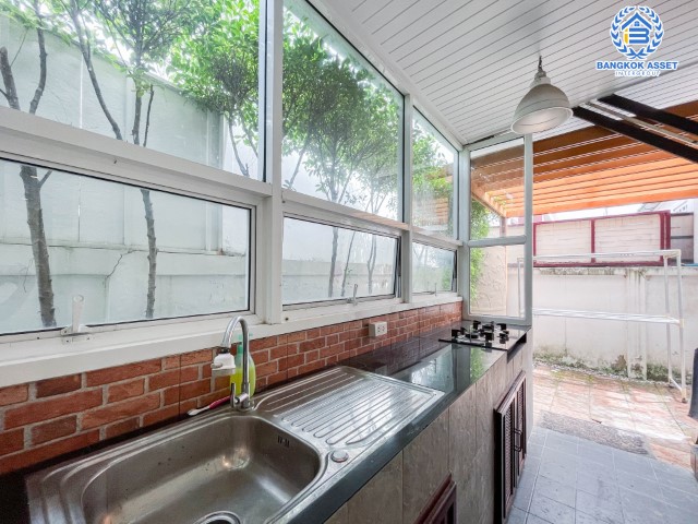 *****บ้านเดี่ยวมือสอง นนทบุรี ม.ดีซิโอ้ ราชพฤกษ์ หลังมุม เนื้อที่กว้างเกือบ 62 ตร.ว. ฟังก์ชัน 3 ห้องนอน 3 ห้องน้ำ ที่จอดรถ 2 คัน ภายในตกแต่งสวย ดูทันสมัย โครงการตั้งบนทำเลดี เชื่อมต่อทั้งถนนราชพฤกษ์, ถนนรัตนาธิเบศร์, ถนนชัยพฤกษ์, ถนนแจ้งวัฒนะ และรถไฟฟ้าสายสีม่วง "สถานีบางรักน้อยท่าอิฐ" และจุดขึ้นทางด่วน "งามวงศ์วาน"